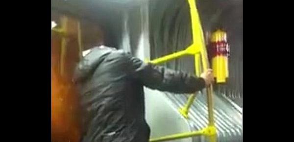  Mujer se orina en el transmilenio bus de bogota